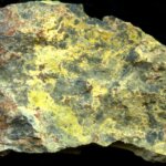 Fot. 3. Zwietrzały uraninit pokryty przez żółte agregaty borzęckitu (wielkość okazu 4 cm)